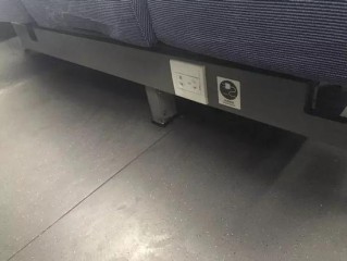 高铁上的插座在哪个位置(高铁上每个座位都有插座吗)